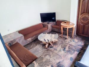 sala de estar con sofá y mesa en VILLA COLOMBO7 5BR HOLIDAY HOME UP to 10 Guests en Colombo