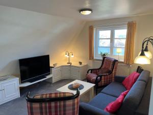 ein Wohnzimmer mit Couch und Fernseher in der Unterkunft Haus am Südende Nordsee in Westerland