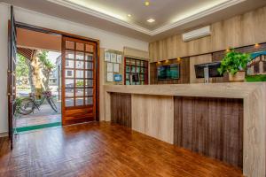una casa vacía con cocina con paneles de madera en Hotel Petrópolis, en Nova Petrópolis