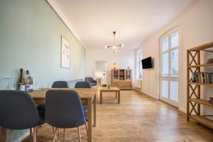a living room with a dining room table and chairs at Müritzsee 4 in Buchholz