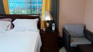 En eller flere senge i et værelse på Bougainvillea Palms