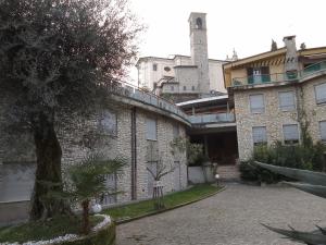 ガルドーネ・リヴィエラにあるAppartamento serenaのレンガ造りの建物