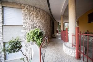 ガルドーネ・リヴィエラにあるAppartamento serenaの鉢植え二本の建物廊下