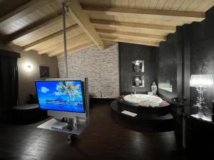 a room with a computer monitor and a bath tub at OneMhotel in San Paolo