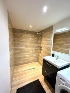 ein Bad mit einer Badewanne, einem Waschbecken und einer Dusche in der Unterkunft Tout confort 4 chambres - Jacuzzi - Barbecue - Jardin in Libourne