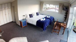 Un pat sau paturi într-o cameră la Knysnaviews Guest House