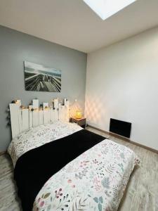 ein Schlafzimmer mit einem großen Bett in einem Zimmer in der Unterkunft Tout confort 4 chambres - Jacuzzi - Barbecue - Jardin in Libourne