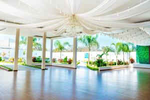 um quarto grande com um lustre e uma grande pista de dança em Las Palmeras Hospedaje & Restaurante em Nuevo Imperial