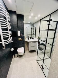 łazienka z toaletą i umywalką w obiekcie Apartment Targowa L7 w mieście Lublin