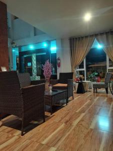 KritshanaJPR 3 K Hotel的休息区