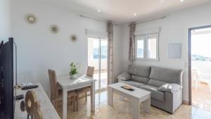 een woonkamer met een bank en een tafel bij Villa Diego Torrox by Ruralidays in Torrox