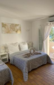 um quarto com uma cama grande e uma janela em Le Refuge em La Croix-Valmer