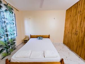 En eller flere senge i et værelse på NYALI BEACH SEAVIEW FURNISHED APARTMENTS WITH SWIMMING POOL