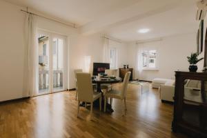 uma sala de estar com uma mesa e cadeiras e um sofá em Arena Luxury Apartment em Verona
