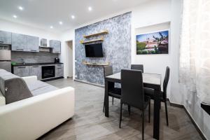 a kitchen and living room with a table and a couch at U ventu che tira casa centro storico vicino porto wi fi in Trapani +24 photos