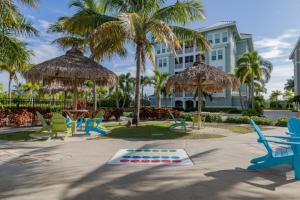 Zahrada ubytování Castaway in Margaritaville! Modern, Beachy Condo overlooking pool!