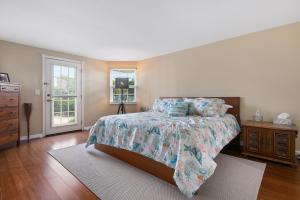 una camera da letto con un letto, un comò e una finestra di Coral Breeze! Beautiful waterfront pool home with spa! minutes from the beach a Bradenton Altre 38 foto