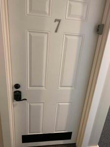 Una porta con il numero sette sopra. di Boutique Hotel Room 7 a Northport Altre 16 foto