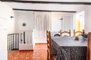 a dining room with a table and chairs at Apartamento La Listada Alto in La Listada