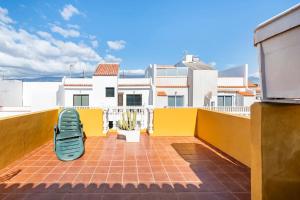 a skateboard sitting on the roof of a building at Apartamento La Listada Alto in La Listada