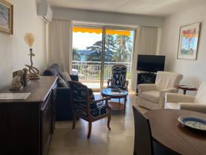 salon z kanapą i krzesłami w obiekcie Appartement vue sur mer, proche Croisette w Cannes