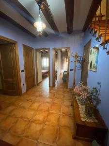 バルデロブレスにあるCasa Nemesio, enclave y vistas excepcionalesの青い壁とタイルフロアの家の廊下