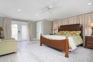 une chambre avec un lit, un canapé et un ventilateur dans l'établissement Coastal Vibes! Tropical heated pool home short drive to the beach, à Bradenton 37 autres photos
