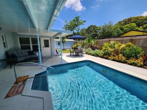 une piscine dans l'arrière-cour d'une maison dans l'établissement Coastal Vibes! Tropical heated pool home short drive to the beach, à Bradenton