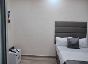 Postel nebo postele na pokoji v ubytování HOTEL D RITZ