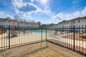 Piscina de la sau aproape de Condo with Pool Walk to University of Mississippi!