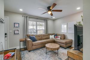 O zonă de relaxare la Condo with Pool Walk to University of Mississippi!