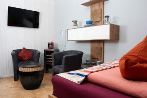 um quarto com uma cama e duas cadeiras e uma televisão em Birgits Lodge em Rheinbach