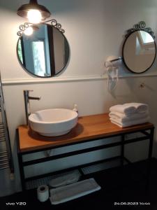 W łazience znajduje się umywalka i lustro. w obiekcie PİA MARE OTEL w mieście Gündüzlü