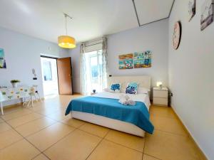 1 dormitorio con 1 cama grande con manta azul en Regina Giovanna Home en Sorrento