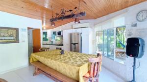 a kitchen and dining room with a table and a television at Villa Marfelia Spa in Ricaurte