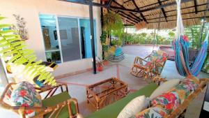 eine Terrasse mit einem Haufen Stühle und Schaukeln in der Unterkunft Villa Marfelia Spa in Ricaurte