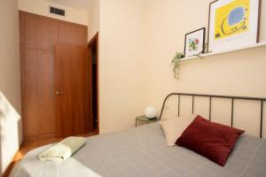 um quarto com uma cama e uma porta de madeira em Bright Sunny Apartment in central Exiample em Barcelona