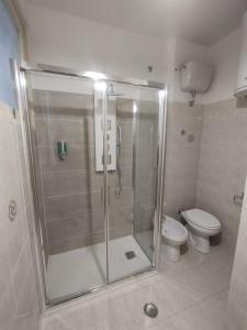 bagno con doccia e servizi igienici. di Appartamento Fiore Roma Cinecittà a Roma