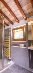 baño con ducha y ventana en Borgo Incantato Spoleto, en Pompagnano
