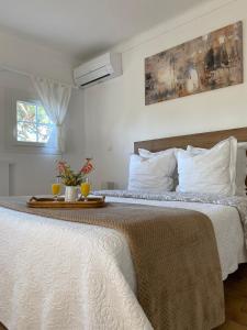 sypialnia z łóżkiem ze stołem w obiekcie Le Refuge w mieście La Croix-Valmer