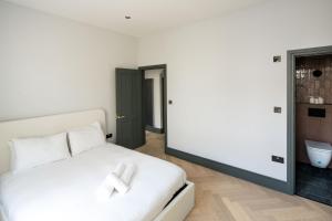 מיטה או מיטות בחדר ב-Beautiful 3BD Designer Apartment