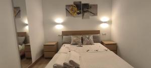 Ένα ή περισσότερα κρεβάτια σε δωμάτιο στο Apartamento Zabala conoce Bilbao desde dentro