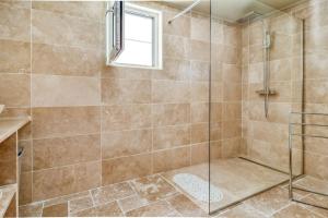 baño con ducha y puerta de cristal en CASA-Louis modern & chic villa Cannet-les-Maures, en Le Cannet-des-Maures