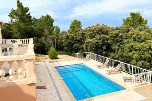 una piscina al lado de una casa en CASA-Louis modern & chic villa Cannet-les-Maures, en Le Cannet-des-Maures