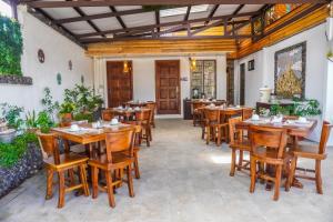 Restaurace v ubytování La Fortuna Lodge by Treebu Hotels