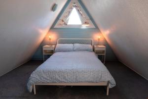 um quarto com uma cama e duas mesas de cabeceira com candeeiros em Chalet Fortysix em Deal