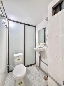 y baño con aseo blanco y lavamanos. en Sweet home * Center * Cozy, en Hanói