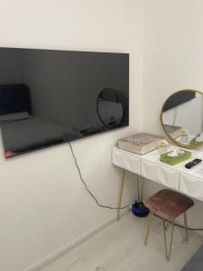 Μια τηλεόραση ή/και κέντρο ψυχαγωγίας στο Inviting 1-Bed Apartment in London