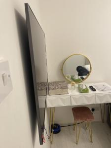 a dressing table with a mirror and a chair at Inviting 1-Bed Apartment in London in London