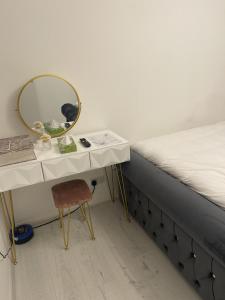 a dressing table with a mirror next to a bed at Inviting 1-Bed Apartment in London in London